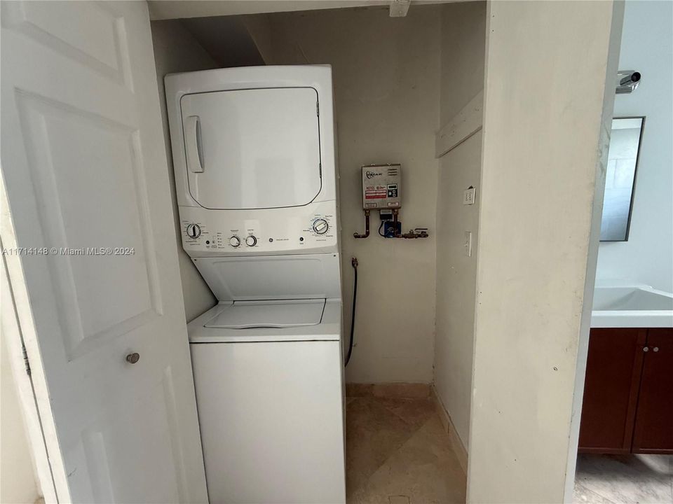 For Rent: $2,750 (2 beds, 2 baths, 871 Square Feet)