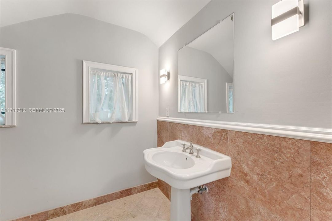 Active With Contract: $17,500,000 (4 beds, 5 baths, 5050 Square Feet)