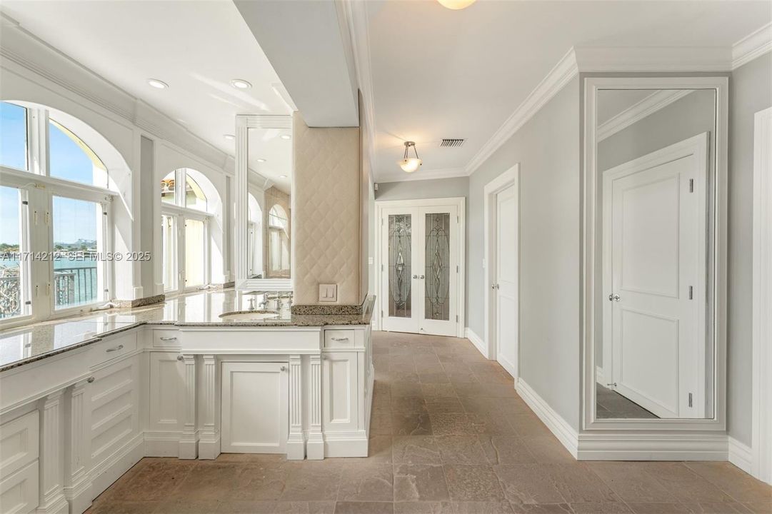 Active With Contract: $17,500,000 (4 beds, 5 baths, 5050 Square Feet)