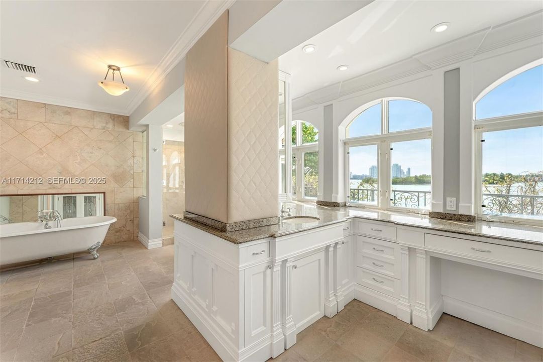 Active With Contract: $17,500,000 (4 beds, 5 baths, 5050 Square Feet)