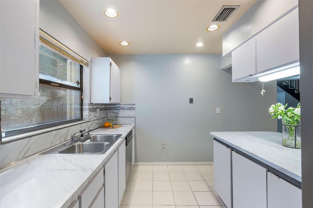 For Sale: $399,000 (2 beds, 2 baths, 2001 Square Feet)