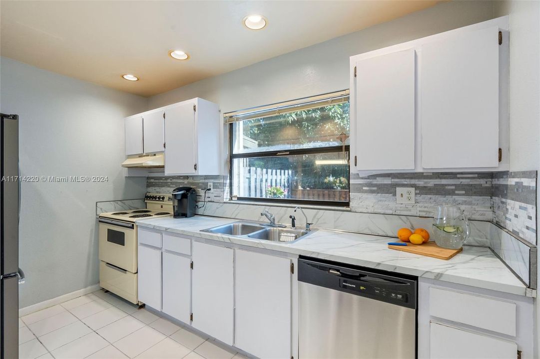 For Sale: $399,000 (2 beds, 2 baths, 2001 Square Feet)