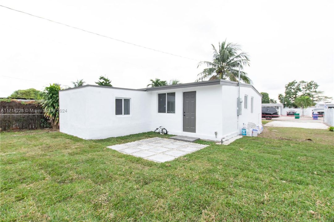 For Sale: $460,000 (3 beds, 2 baths, 912 Square Feet)