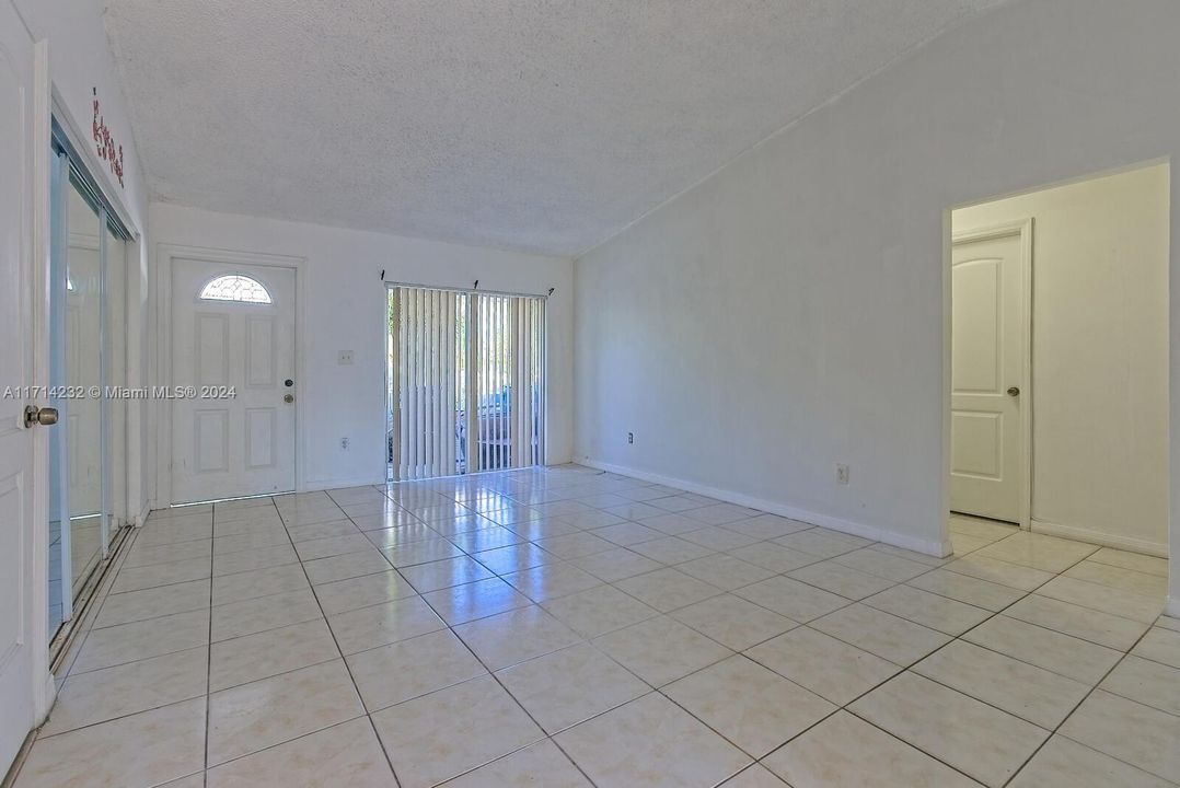 For Rent: $2,675 (3 beds, 1 baths, 1015 Square Feet)