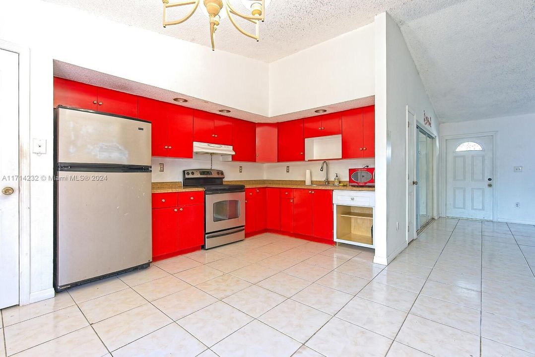 For Rent: $2,675 (3 beds, 1 baths, 1015 Square Feet)