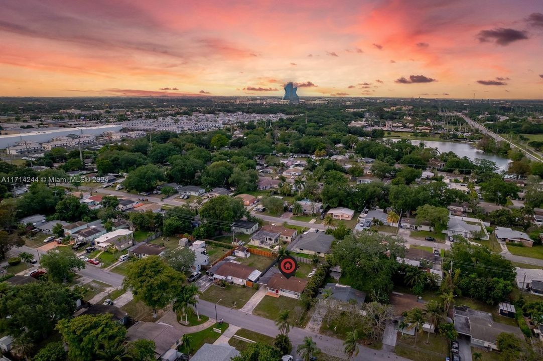 For Sale: $499,000 (4 beds, 2 baths, 900 Square Feet)