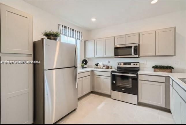 For Rent: $2,700 (3 beds, 2 baths, 1433 Square Feet)