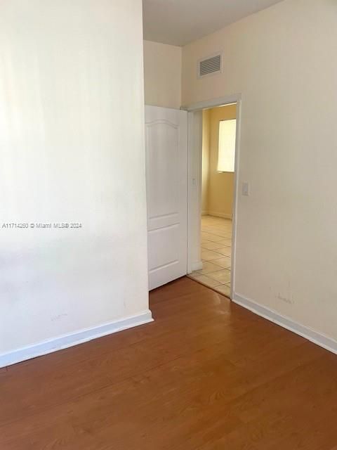 For Rent: $2,000 (3 beds, 2 baths, 1060 Square Feet)