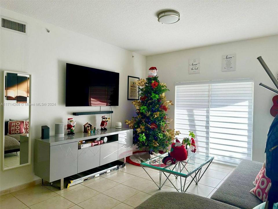 For Sale: $380,000 (2 beds, 2 baths, 870 Square Feet)