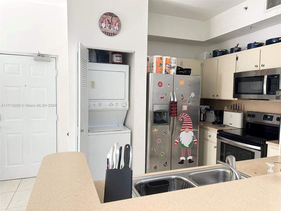 For Sale: $380,000 (2 beds, 2 baths, 870 Square Feet)