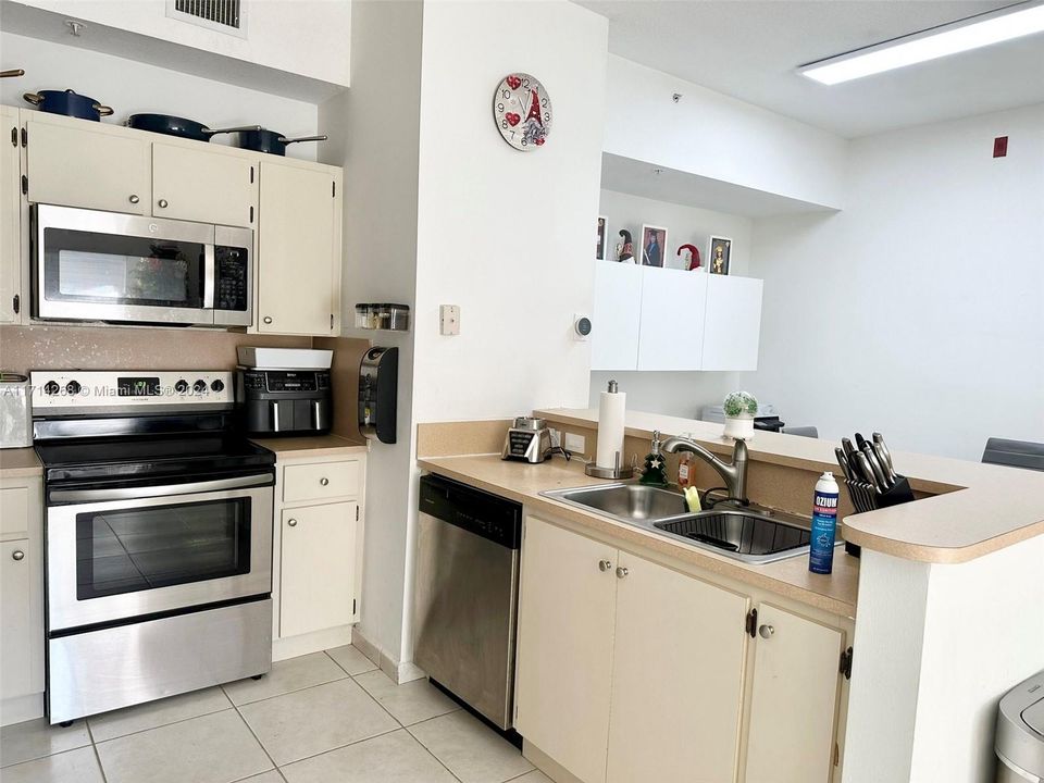 For Sale: $380,000 (2 beds, 2 baths, 870 Square Feet)