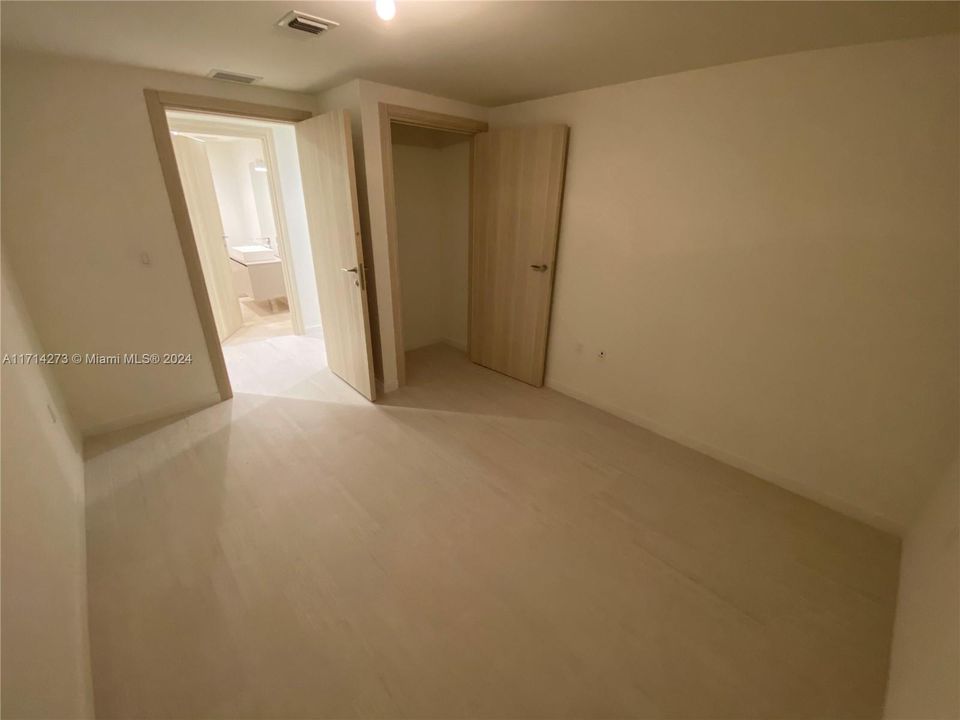 For Rent: $5,700 (1 beds, 2 baths, 1037 Square Feet)