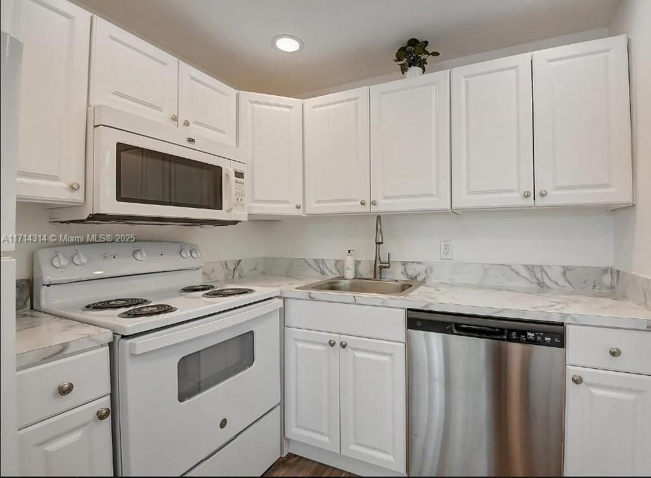 For Sale: $189,500 (2 beds, 1 baths, 798 Square Feet)