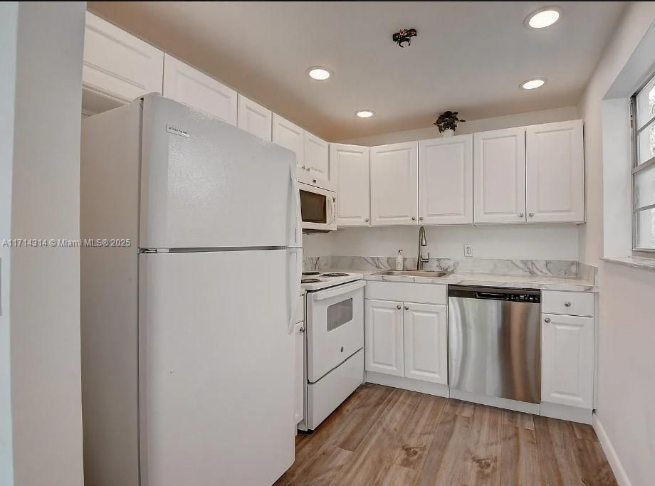 For Sale: $189,500 (2 beds, 1 baths, 798 Square Feet)