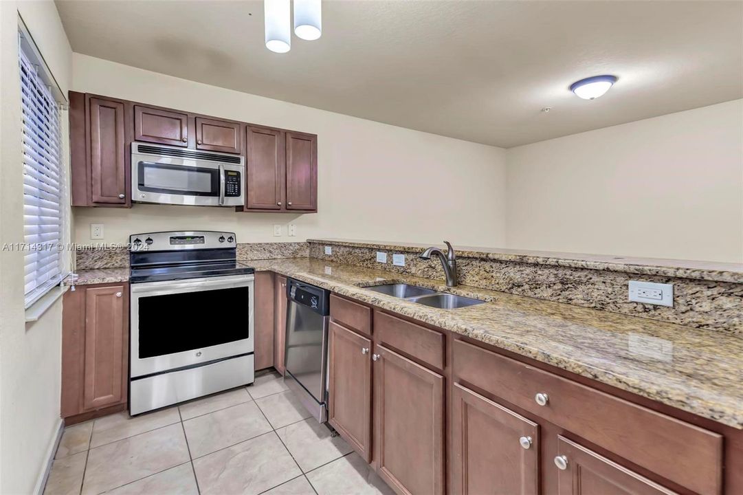 For Rent: $2,700 (3 beds, 2 baths, 1515 Square Feet)