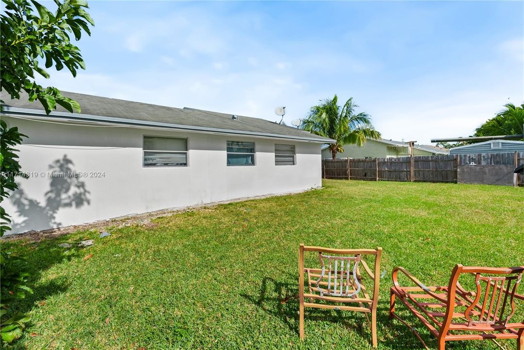 For Sale: $500,000 (4 beds, 2 baths, 1459 Square Feet)