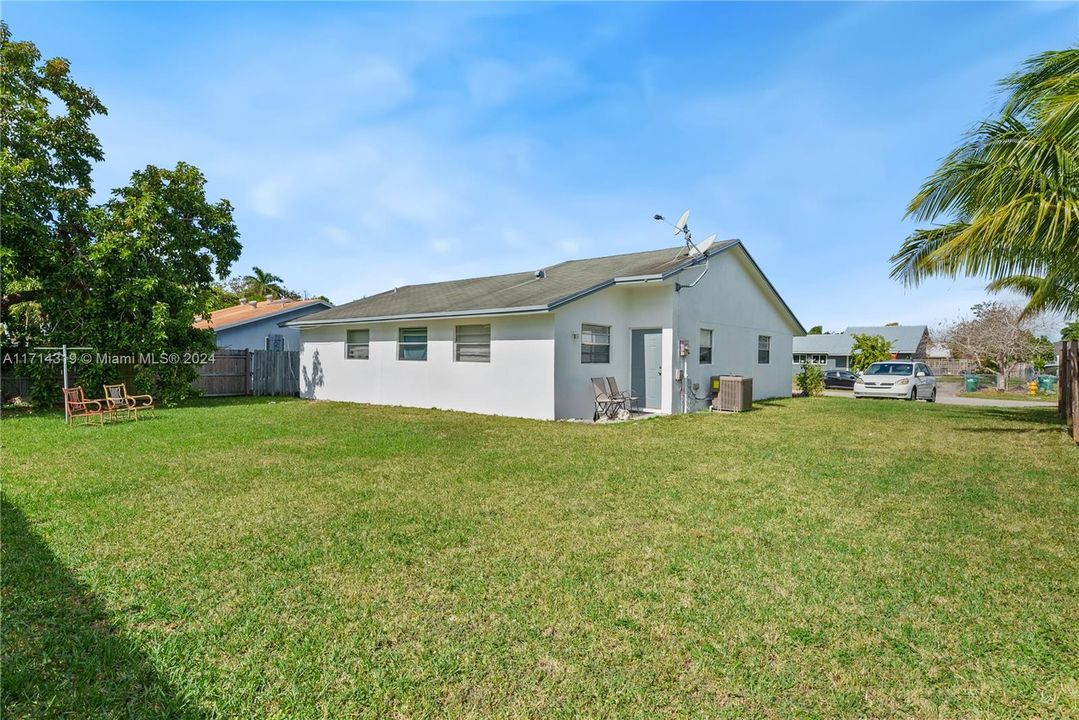 For Sale: $500,000 (4 beds, 2 baths, 1459 Square Feet)