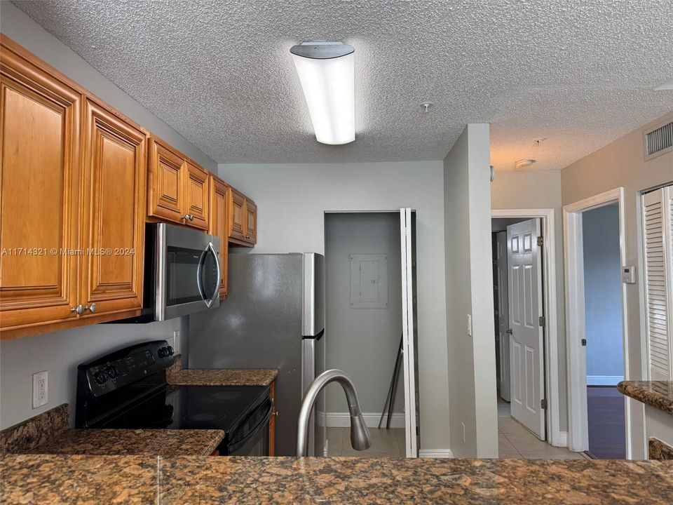 For Rent: $1,950 (1 beds, 1 baths, 618 Square Feet)