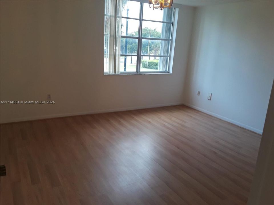 For Rent: $2,200 (1 beds, 1 baths, 812 Square Feet)