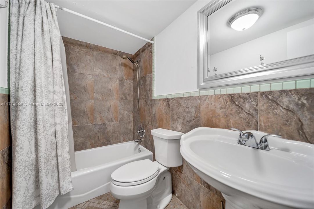 For Sale: $309,000 (1 beds, 1 baths, 850 Square Feet)