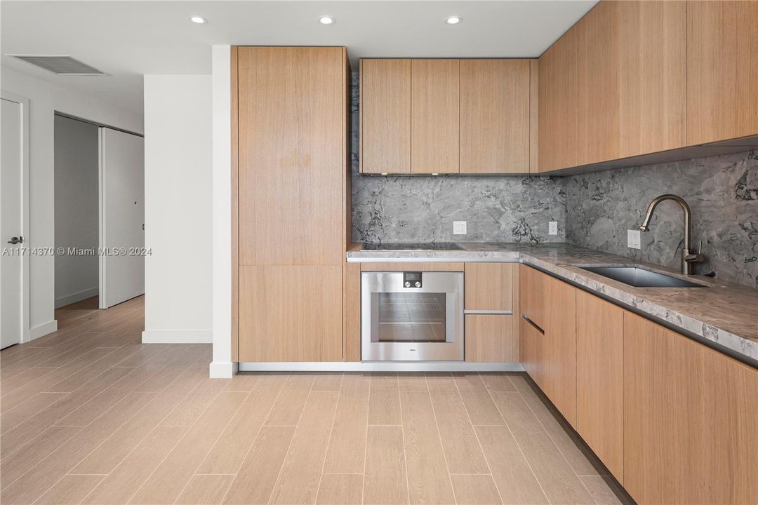 For Sale: $1,199,000 (1 beds, 1 baths, 878 Square Feet)