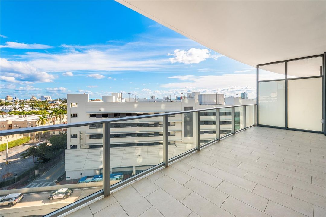 For Sale: $1,199,000 (1 beds, 1 baths, 878 Square Feet)