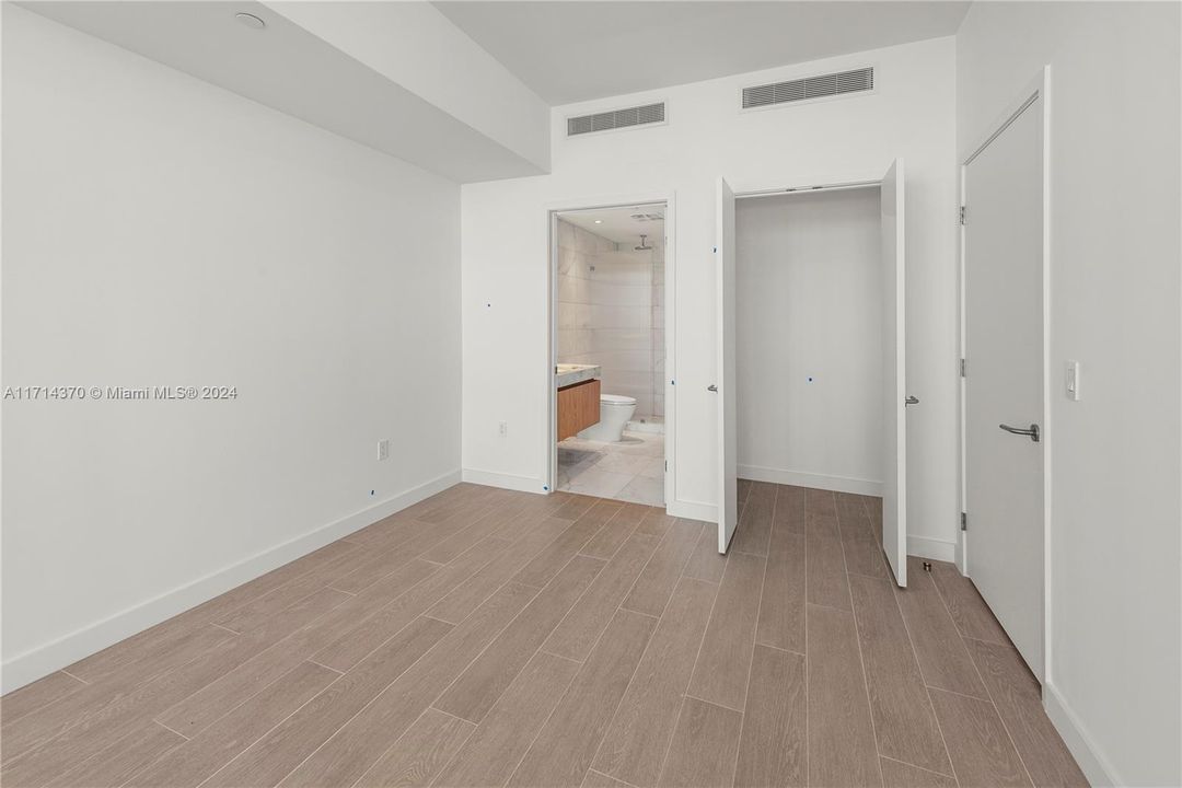 For Sale: $1,199,000 (1 beds, 1 baths, 878 Square Feet)