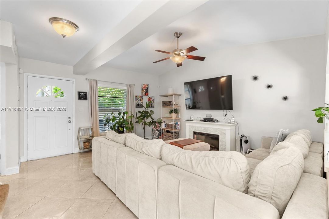 For Sale: $560,000 (3 beds, 3 baths, 1499 Square Feet)