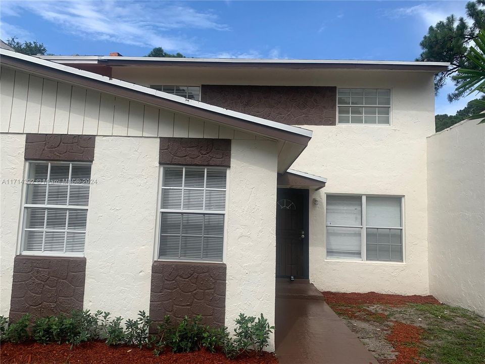 For Rent: $2,400 (4 beds, 2 baths, 1231 Square Feet)