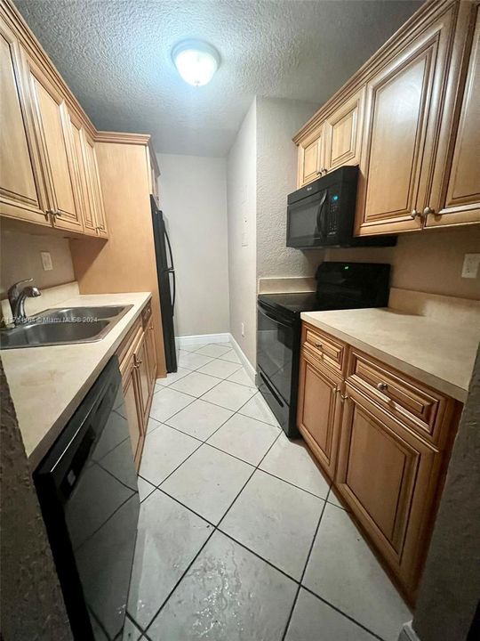 For Rent: $2,300 (3 beds, 2 baths, 994 Square Feet)