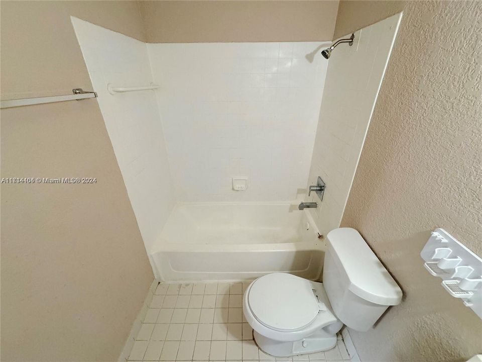 For Rent: $2,300 (3 beds, 2 baths, 994 Square Feet)