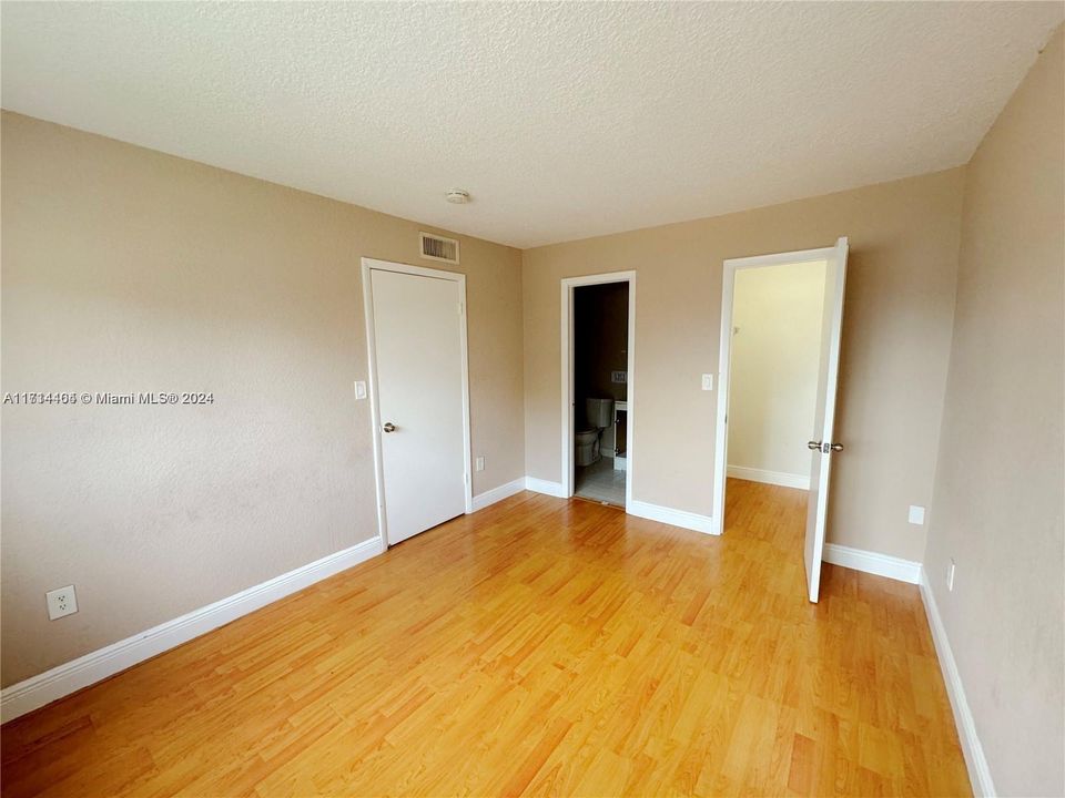 For Rent: $2,300 (3 beds, 2 baths, 994 Square Feet)