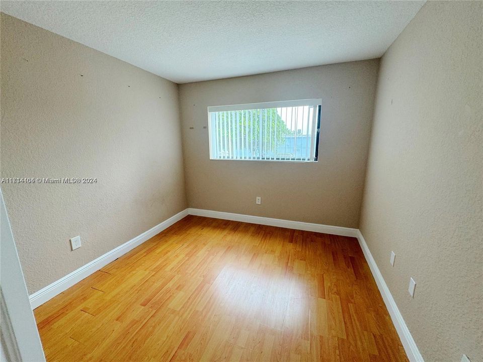 For Rent: $2,300 (3 beds, 2 baths, 994 Square Feet)