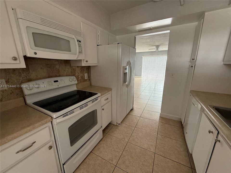 For Sale: $200,000 (2 beds, 2 baths, 871 Square Feet)