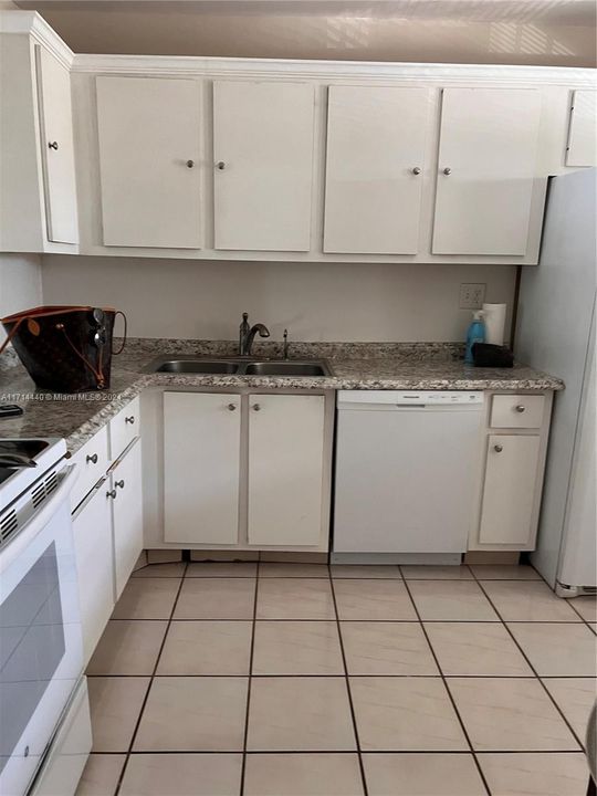 For Sale: $200,000 (2 beds, 2 baths, 871 Square Feet)