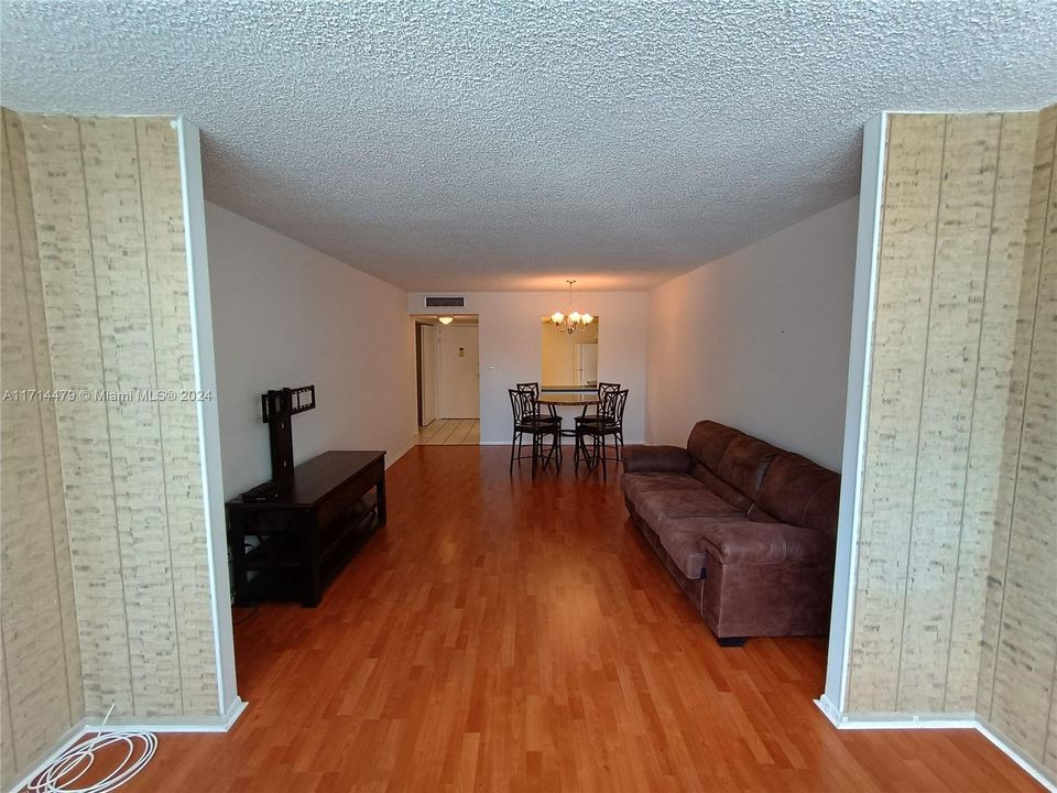 For Rent: $1,775 (1 beds, 1 baths, 820 Square Feet)