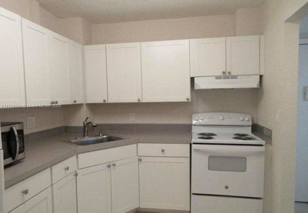 For Sale: $175,000 (1 beds, 1 baths, 855 Square Feet)