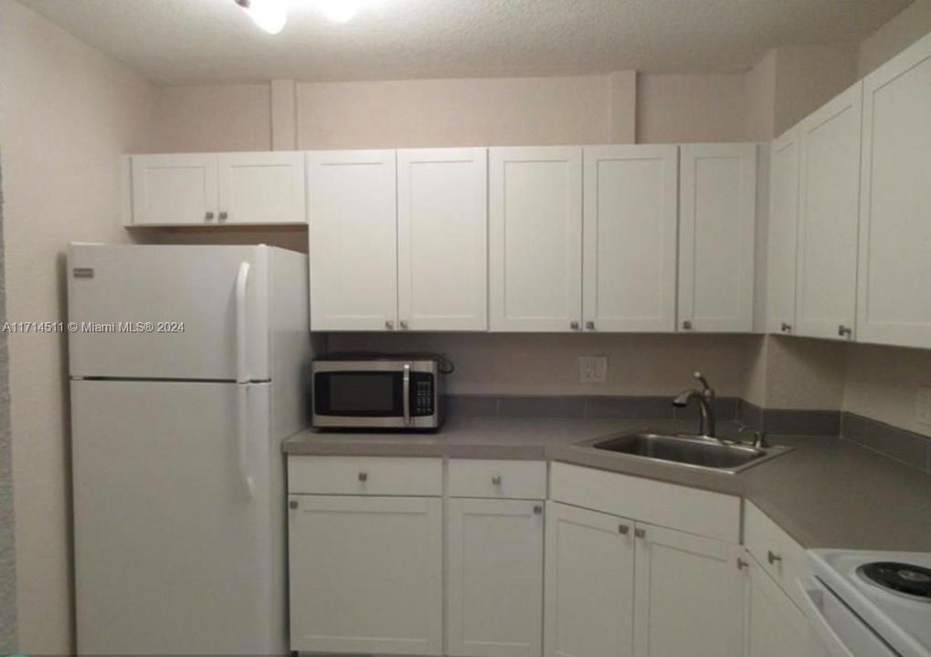 For Sale: $175,000 (1 beds, 1 baths, 855 Square Feet)