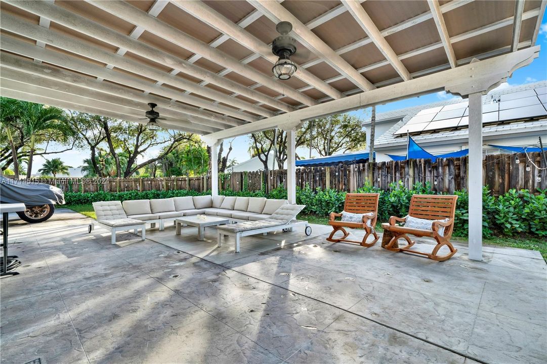 For Sale: $799,900 (4 beds, 2 baths, 1725 Square Feet)