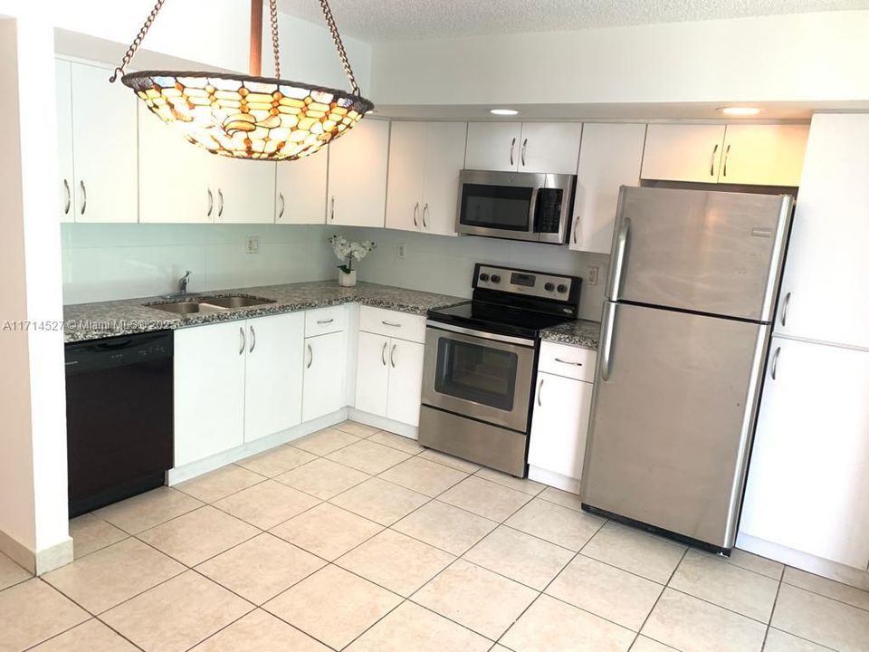 For Rent: $2,575 (3 beds, 2 baths, 1040 Square Feet)