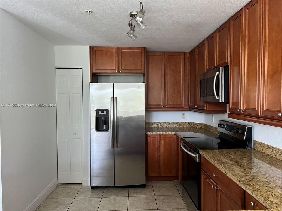 For Rent: $3,500 (2 beds, 2 baths, 1300 Square Feet)