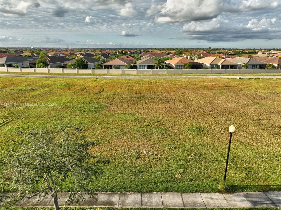 На продажу: $240,000 (0.35 acres)