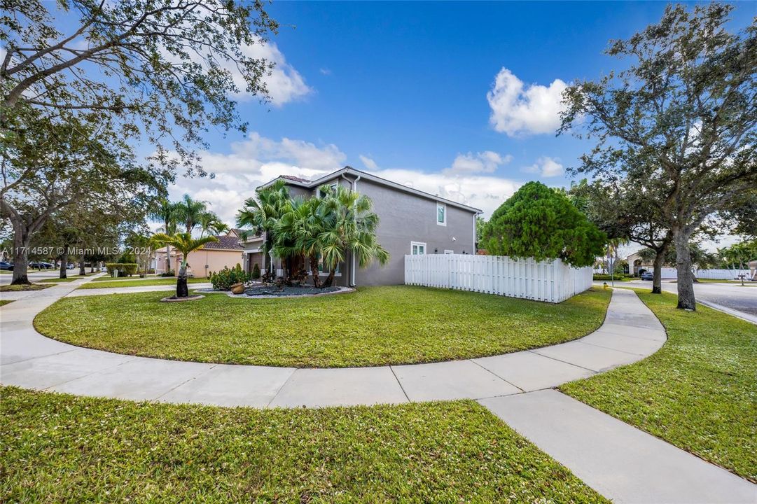 最近租的: $6,300 (4 贝兹, 3 浴室, 2614 平方英尺)