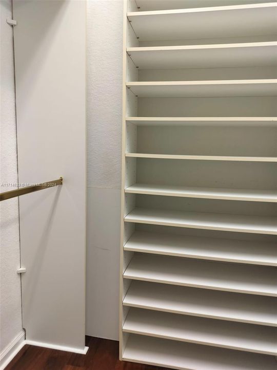 Master Bedroom Walking Closet