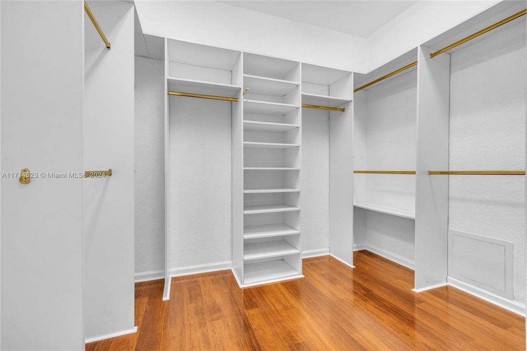 Master Bedroom Walking Closet