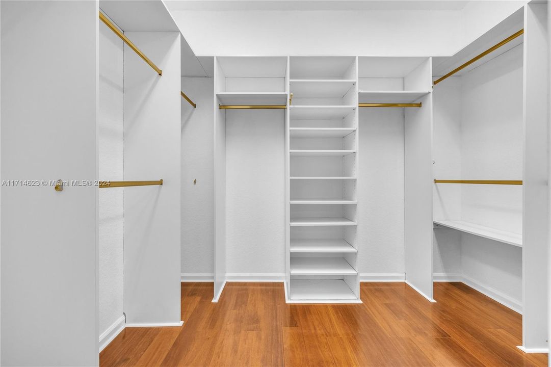 Master Bedroom Walking Closet