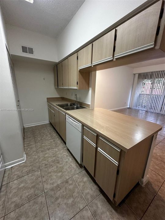 For Rent: $1,950 (1 beds, 1 baths, 887 Square Feet)