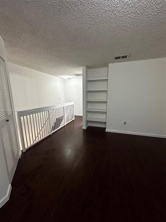 For Rent: $1,950 (1 beds, 1 baths, 887 Square Feet)