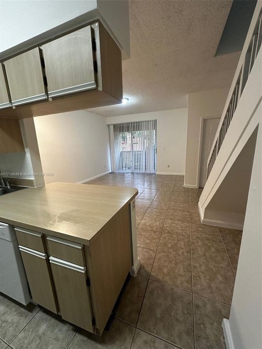 For Rent: $1,950 (1 beds, 1 baths, 887 Square Feet)