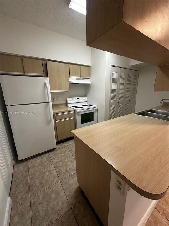 For Rent: $1,950 (1 beds, 1 baths, 887 Square Feet)